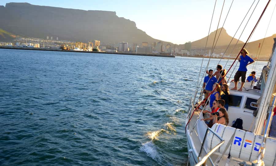 Cape Town: 1-Hour Pre-Sunset Champagne Cruise - Table Mountain and the Golden Hour from the Deck