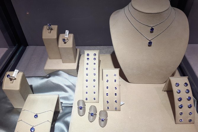 Cape Town Halfday City and Table Mountain Tour - Cape Town Diamond Museum: a short stop that teaches something specific