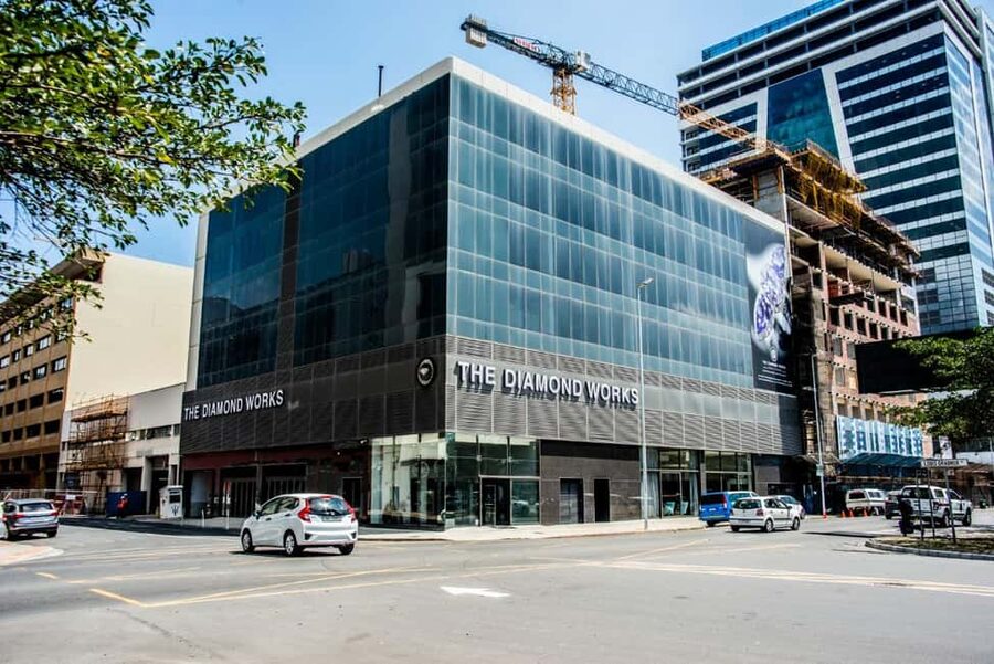 Cape Town: The Diamond Works Institute Sparkling Tour - The sparkling welcome and why the first minutes matter