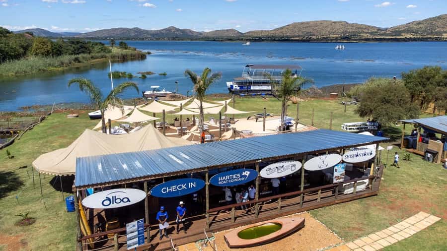 Hartbeespoort Dam: 1 Hour Cruise & Sunday Buffet Lunch - First Stop: Harties Boat Company and the Sunday Flow