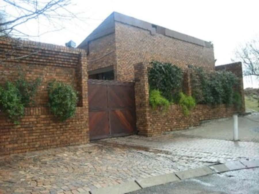 Johannesburg: Half-Day Soweto Tour with a Local Guide - Vilakazi Street and Mandela House from outside: walking with Nobel Peace Prize gravity