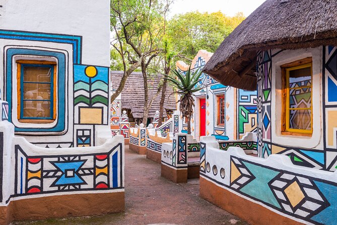 Lesedi Cultural Village Experience - Walking in: amphitheatre intro and quick souvenir time