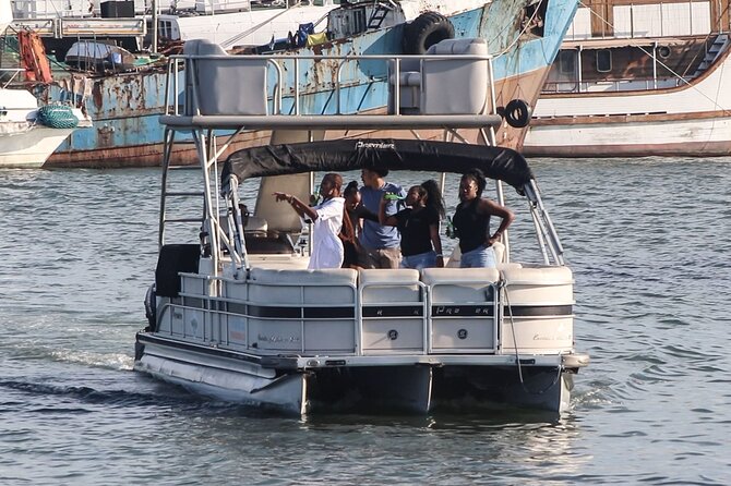 Luxury Harbour Ocean Boat Cruise - Guides, Safety Gear, and How the Ride Feels Managed