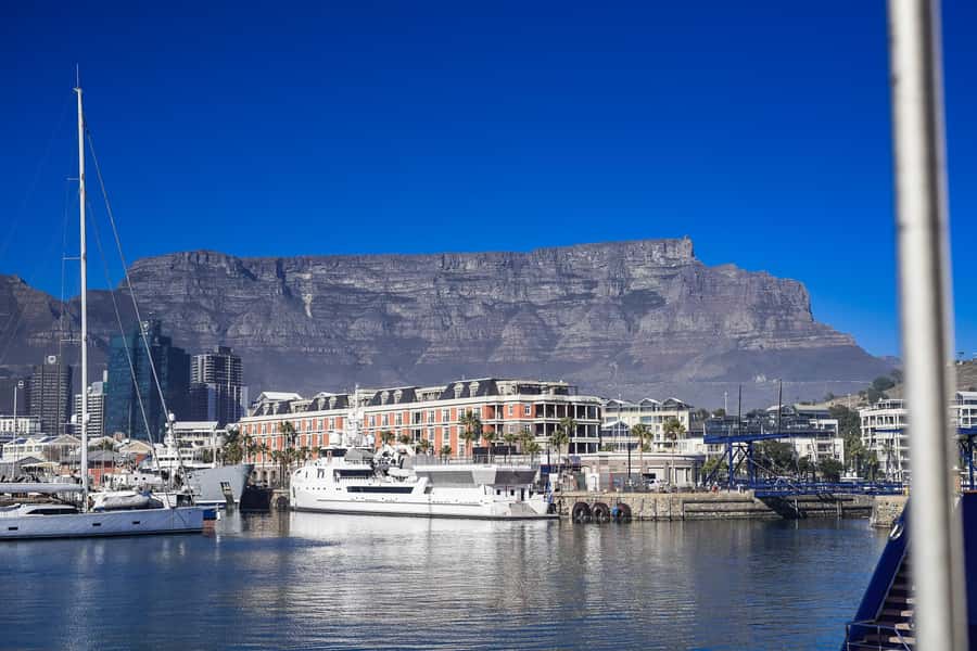 Pre-Booked: Robben Island, Bo-kaap & Table Mountain Tour - Lunch stop at Seven Colours Eatery: included, but you still plan for your meal