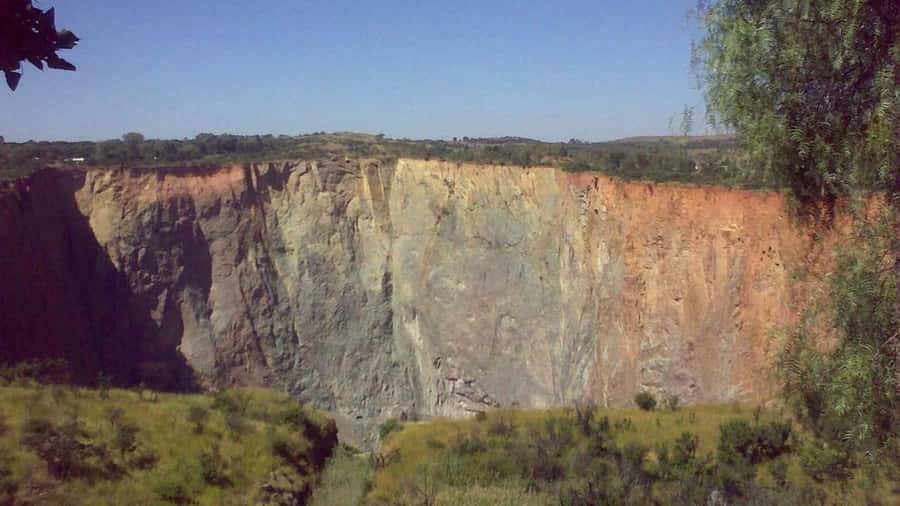 Pretoria: Cullinan Surface Diamond Mine Walking Tour - Cullinan Diamond Mine in Pretoria: why this place matters