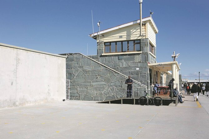 Private Tour Robben Island, Kirstenbosch and wine tasting - A private Cape Town route that balances mind and body