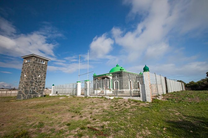 Robben Island & City stops.We confirm tickets by 8h00 am next day - Guide quality: the difference between facts and a story you remember