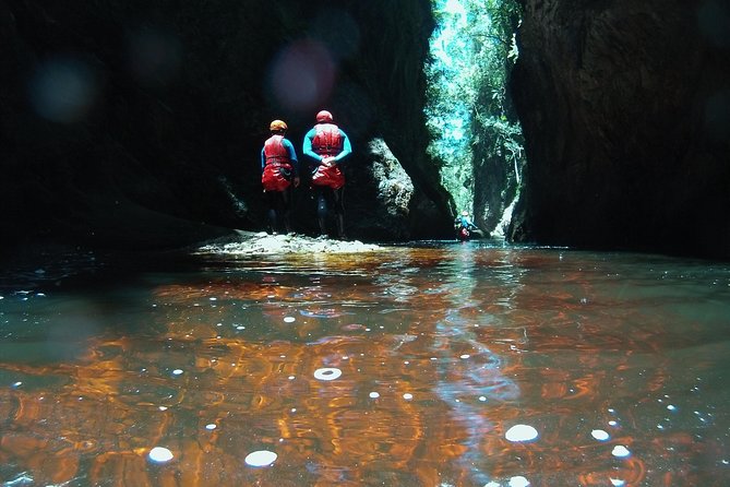 Short Canyoning Trip in The Crags - First rappel into the ancient gorge: how it feels when it’s “real”