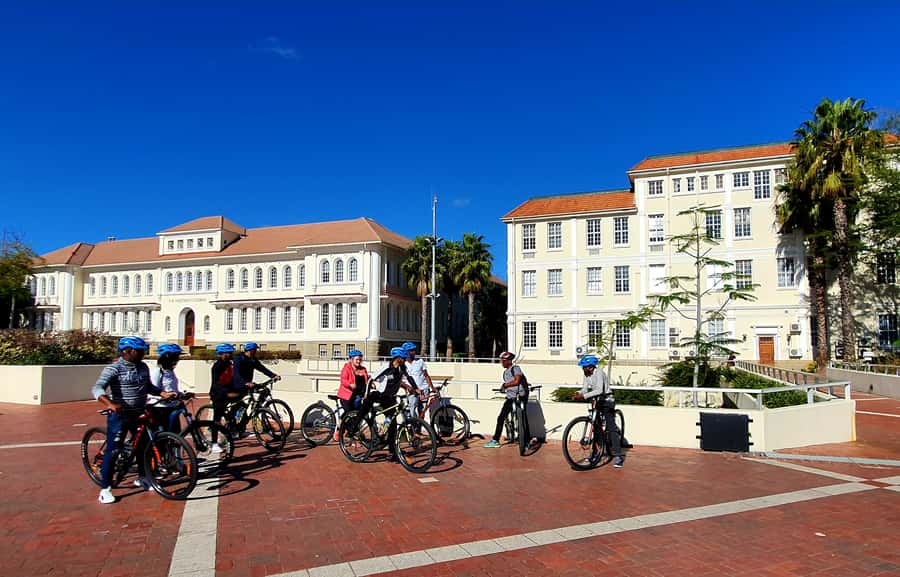 Stellenbosch: Historical Bike Tour & Wine Tasting - Second wine estate: cellar tour and the wine-chocolate pairing