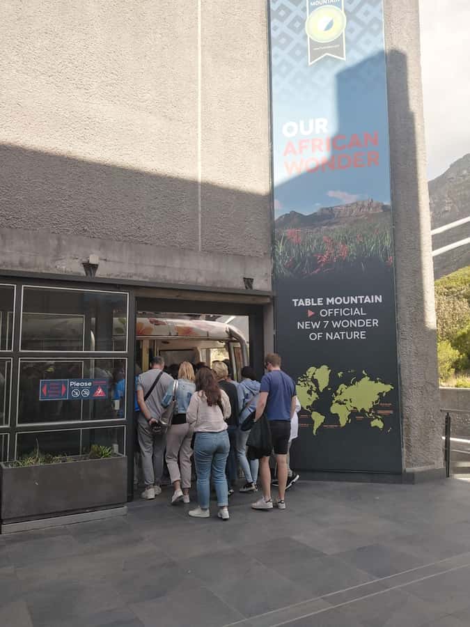 TABLE MOUNTAIN CABLE CAR EXPERIENCE WITH RESERVED TICKETS - Skip the Queue, Then Let the Guide Run the Show